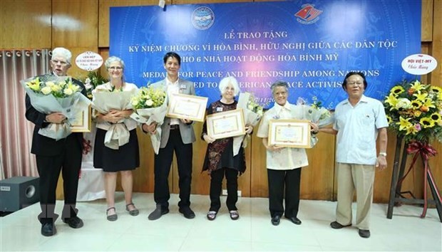 越南友好组织联合会向6名美国和平人士授予“民族和平友好”纪念章