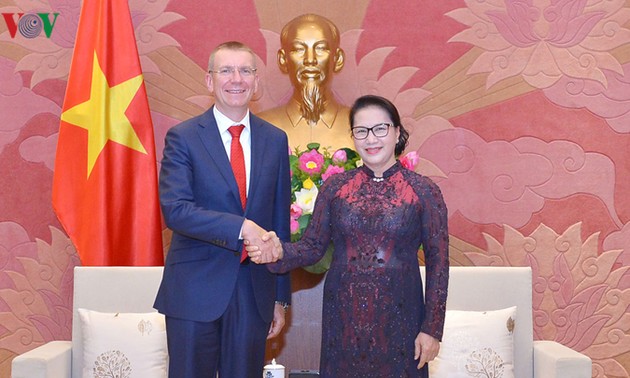 越南国会主席阮氏金银会见拉脱维亚外交部长林克维奇斯