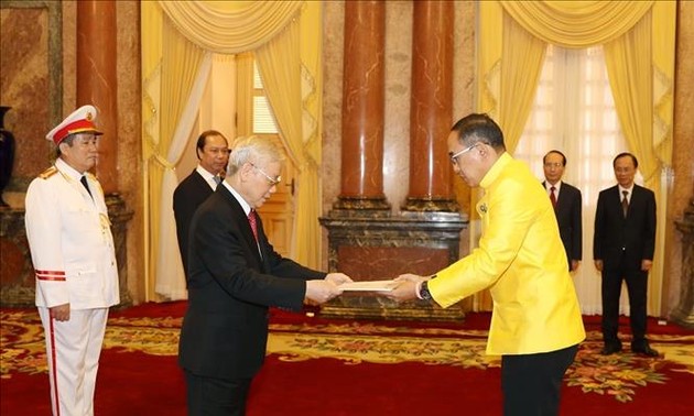 越共中央总书记、国家主席阮富仲会见前来递交国书的各国大使
