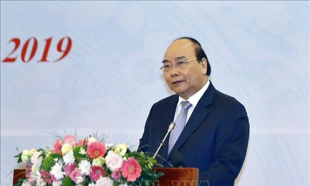 越南政府总理阮春福出席提高国内生产率会议