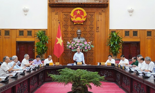 越南政府总理阮春福主持越共13大经济社会小组常委会会议