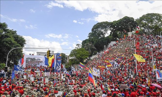 委内瑞拉民众举行游行反对美国制裁