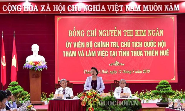 越南国会主席阮氏金银与承天顺化省领导班子举行工作会议