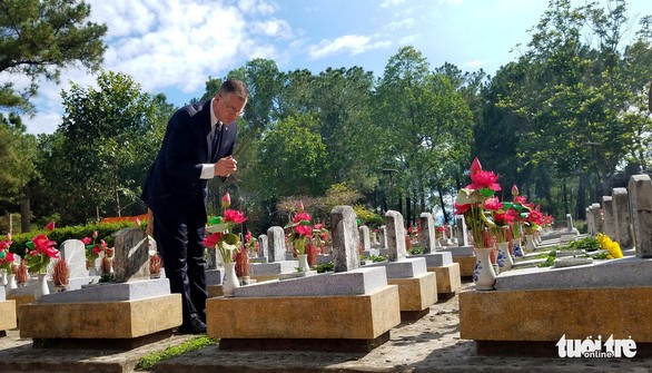 美国驻越大使克里滕布林克在长山国家烈士墓园上香