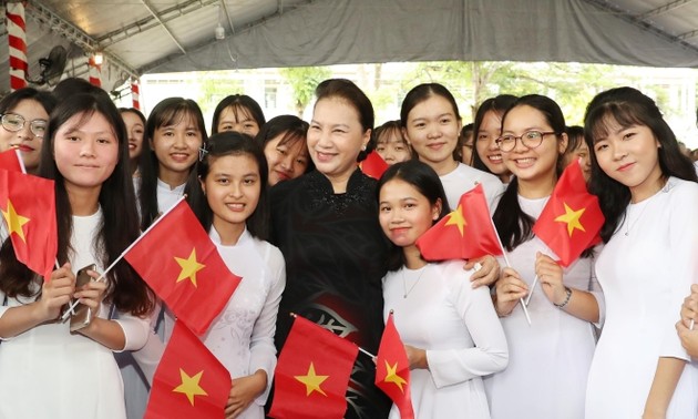 越南国会主席阮氏金银出席同塔省塔梅高中开学典礼