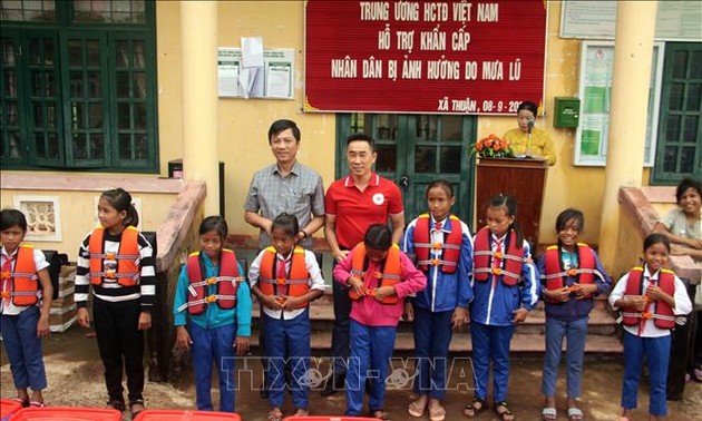越南红十字会中央援助广治省灾民