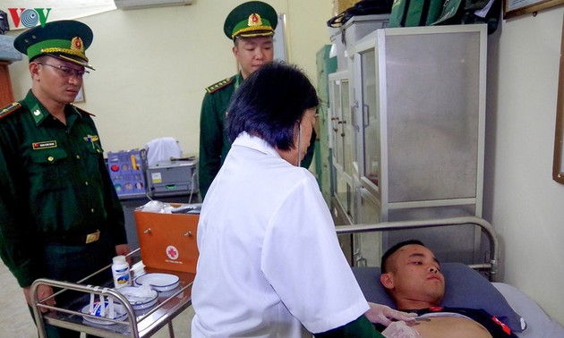 越南边防部队救治中国公民