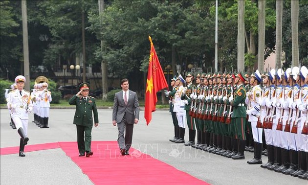 美国国防部长埃斯珀对越南进行正式访问