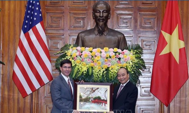 越南政府总理阮春福会见美国国防部长埃斯珀