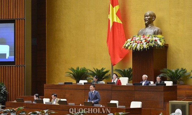 越南国会讨论修改《法律规范文本颁行法》问题