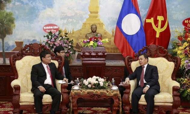 越南外交部副部长祝贺老挝国庆节