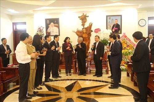 越南党、国家、祖阵领导人看望并向天主教信教群众致以圣诞祝福