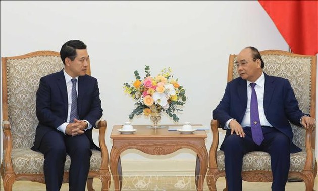 越南政府总理阮春福会见老挝外交部长沙伦赛