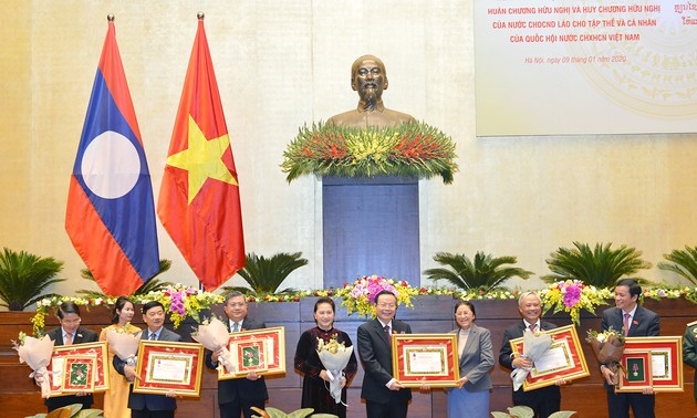 阮氏金银出席老挝党和国家向越南国会集体、个人颁发勋章仪式