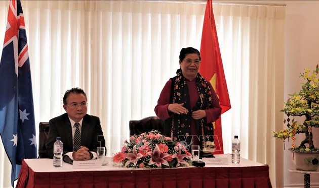 越南国会副主席丛氏放看望越南驻澳大利亚大使馆和旅澳越南人