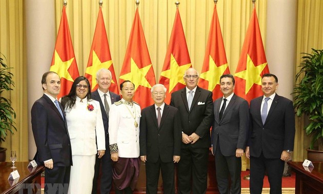 越共中央总书记、国家主席阮富仲接受各国新任驻越大使递交国书