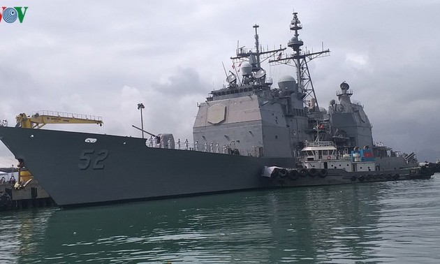 美国海军航母舰队停靠岘港市仙沙港