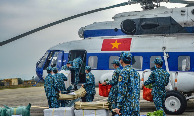 越南政府总理阮春福赞扬军队公安力量防疫工作