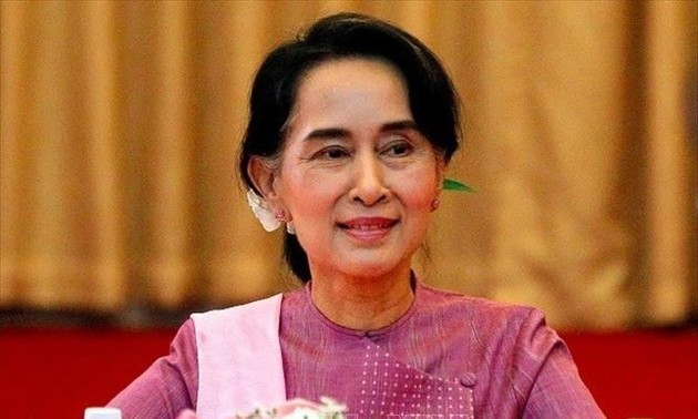 លោកស្រី Aung San Suu Kyi បានបង្ហាញខ្លួននៅតុលាការ