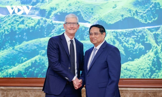 នាយករដ្ឋមន្ត្រី លោក Pham Minh Chinh ទទួលជួបនាយកប្រតិបត្តិ Apple Group លោក Tim Cook
