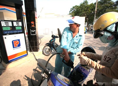 Giá xăng dầu giảm từ 300 - 500 đồng/lít