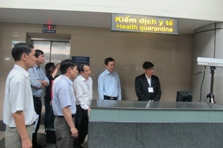 Kiểm tra phòng dịch cúm AH7N9 tại sân bay Nội Bài