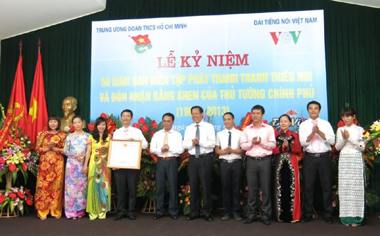 Ban Phát thanh thanh niên của Đài Tiếng nói Việt Nam đón nhận bằng khen của Thủ tướng