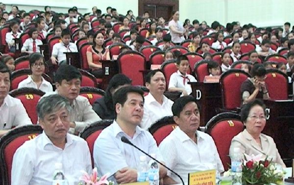 Phó chủ tịch nước Nguyễn Thị Doan trao học bổng cho trẻ em nghèo tại Thái Bình