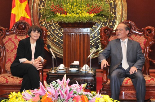 Chủ tịch Quốc hội Nguyễn Sinh Hùng tiếp Phó Chủ tịch Hạ viện Italia 