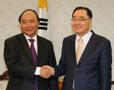 Phó Thủ tướng Nguyễn Xuân Phúc hội đàm với Phó Thủ tướng Hyun Oh-Seok tại Hàn Quốc 