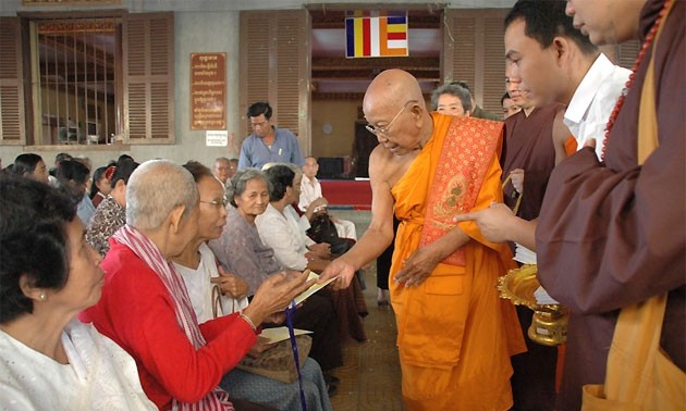 越南佛教教会在柬埔寨开展社会慈善活动