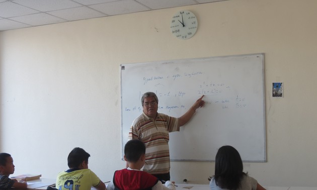 Thầy giáo già tận tâm với thế hệ trẻ gốc Việt tại Bungari