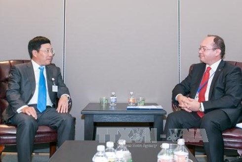 Phó Thủ tướng, Bộ trưởng Ngoại giao Phạm Bình Minh gặp Bộ trưởng Ngoại giao Estonia và Rumani