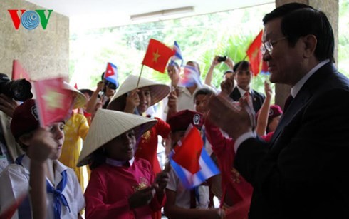 Chủ tịch nước Trương Tấn Sang gặp mặt kiều bào, cán bộ, chuyên gia Cuba từng công tác tại Việt Nam