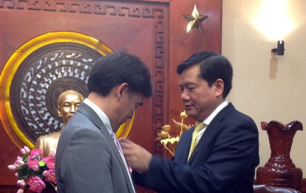Trao tặng Huy hiệu thành phố Hồ Chí Minh cho trưởng đại diện JICA tại Việt Nam