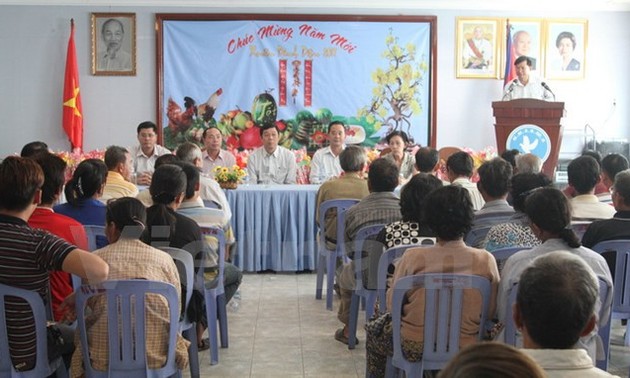 Trao tặng 150 suất quà cho các gia đình Việt kiều khó khăn tại Campuchia