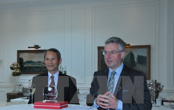 Gặp mặt Nhóm nghị sĩ châu Âu yêu Việt Nam tại Bỉ 