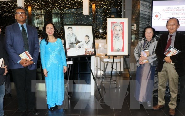 Lễ giới thiệu tranh và sách về Chủ tịch Hồ Chí Minh tại thành phố Toronto
