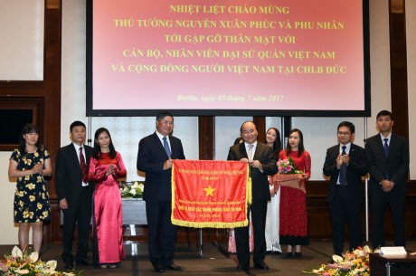 Thủ tướng Nguyễn Xuân Phúc gặp cán bộ nhân viên Đại sứ quán và đại diện cộng đồng người Việt