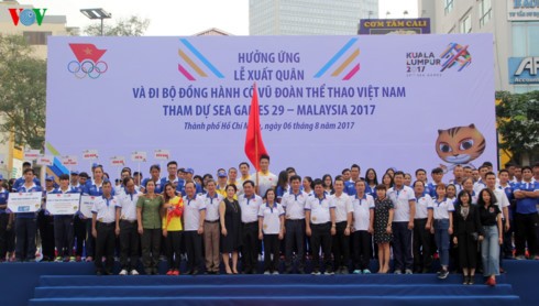 5000 người hưởng ứng Lễ xuất quân và đi bộ cổ vũ đoàn thể thao Việt Nam tham dự SEA Games 29