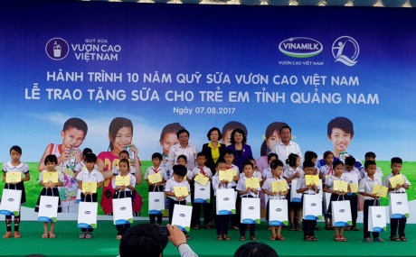 Chương trình “Sữa học đường” tặng trẻ em tỉnh Quảng Nam