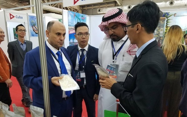 Hàng Việt Nam thu hút sự quan tâm tại Hội chợ FIA 2018 ở Algeria