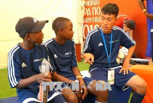 Đoàn học sinh Việt Nam tham gia giao lưu bóng đá tại Nga