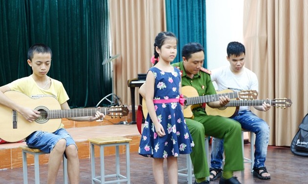 Giáo viên lớp tiếng Việt Hoa Ban, Berlin tặng quà cho học sinh trường Nguyễn Đình Chiểu