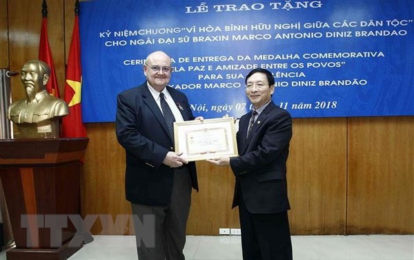 Trao Kỷ niệm chương “Vì hòa bình hữu nghị giữa các dân tộc” tặng Đại sứ Brazil tại Việt Nam