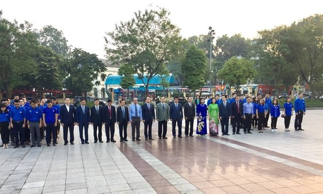 Lãnh đạo thành phố Hà Nội dâng hoa kỷ niệm 101 năm Cách mạng tháng Mười Nga