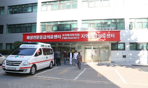 Đại diện Đại sứ quán Việt Nam thăm hỏi hai lao động bị thương trong vụ nổ ở Hàn Quốc  