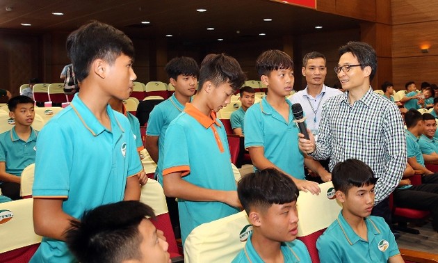 Phó Thủ tướng Vũ Đức Đam: Tập trung phát triển bóng đá trẻ chuyên nghiệp