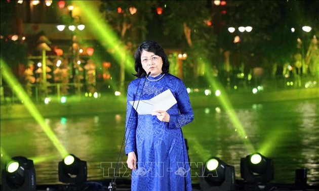 Phó Chủ tịch nước Đặng Thị Ngọc Thịnh dự Gala nghệ thuật “Sắc màu văn hóa bốn phương“