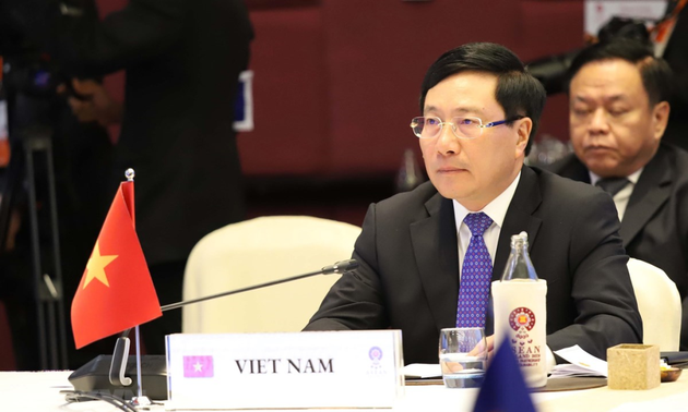 Tham dự ARF 26: Phó Thủ tướng, Bộ trưởng Ngoại giao Phạm Bình Minh đề nghị đề cao tôn trọng luật pháp quốc tế